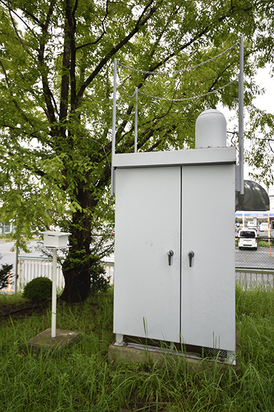 Low background gamma-ray emitter analyzing system with shielding and sample changer.